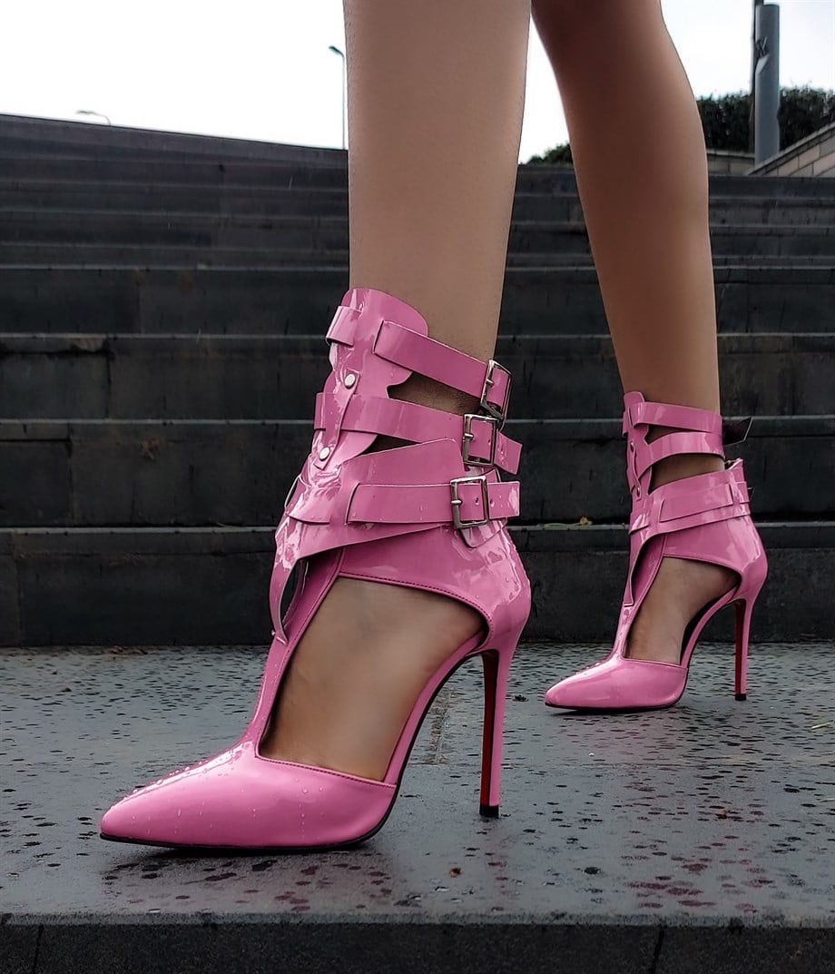 حذاء برقبة بإبزيم من الجلد باللون الوردي